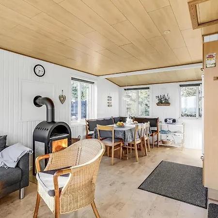 2 Bedroom Beautiful In Semesterbostad *