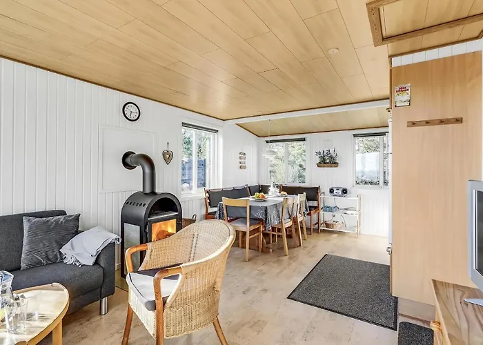 2 Bedroom Beautiful In Holiday home *