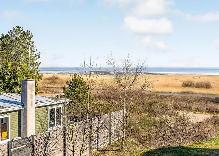 2 Bedroom Beautiful In Holiday home *